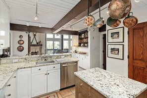 Jääkaappi, mikroaaltouuni, liesi, astianpesukone