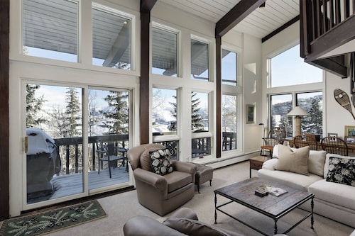 Ski-In/Ski-Out in Snowmass, Steps to Lifts, Shared Hot Tub, Fireplace & Balcony w/ Forest Views