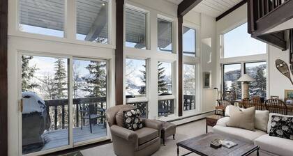 Ski-In/Ski-Out in Snowmass, Steps to Lifts, Shared Hot Tub, Fireplace & Balcony w/ Forest Views