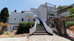 A white building with a unique staircase leading to a door. - Villa Birago in Capri (Capri)