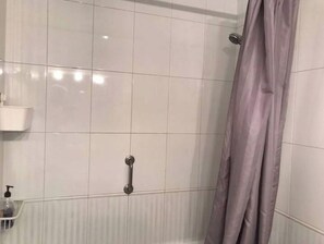 Bathtub, towels, toilet paper - Art nouveau suite in Eixample building! (barcelona)