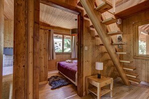 5 bedrooms, desk, iron/ironing board, WiFi
