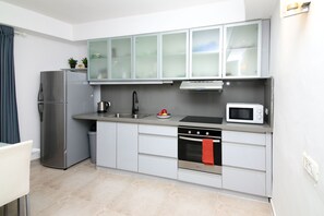 Frigorifero, microonde, forno, piano cottura