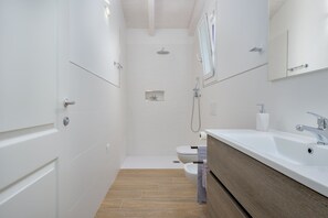 Shower, bidet, soap, toilet paper - Villa Natalka with garden in Valledoria (Valledoria)