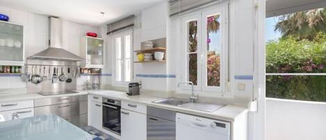 Een koelkast, een microgolfoven, een vaatwasser