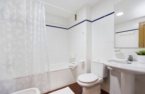 Shower, hair dryer, bidet, towels - Apartamento Centro Histórico Valencia (Valencia)