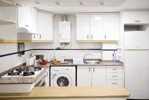 Een koelkast, een microgolfoven, een oven, een kookplaat