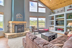 TV, fireplace, DVD player, books - Secluded Show Low Home Near Hiking Trails! (Show Low)