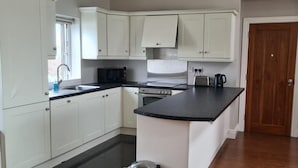 Shared microwave, oven, dishwasher, highchair - Carraroe Apartment 2 (Carraroe)