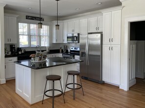 Kjøleskap, mikrobølgeovn, ovn og kokeplater