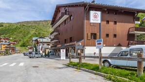 A multi-story building with a sign for a restaurant and a bus service. - Studio cabin for 4 people, south-facing, balcony (Valloire)