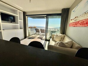 TV - Stunning apartment for 6 with balcony, heated pool and direct beach access in La Tranche (La Tranche-sur-Mer)