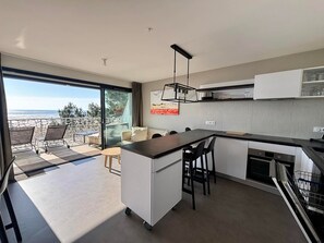 Fridge, microwave, oven, stovetop - Stunning apartment for 6 with balcony, heated pool and direct beach access in La Tranche (La Tranche-sur-Mer)