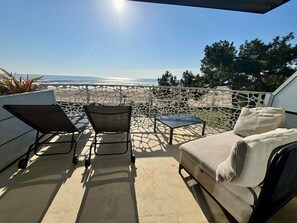 Terrace/patio - Stunning apartment for 6 with balcony, heated pool and direct beach access in La Tranche (La Tranche-sur-Mer)