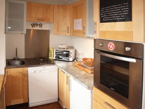 Een koelkast, een microgolfoven, een oven, een vaatwasser