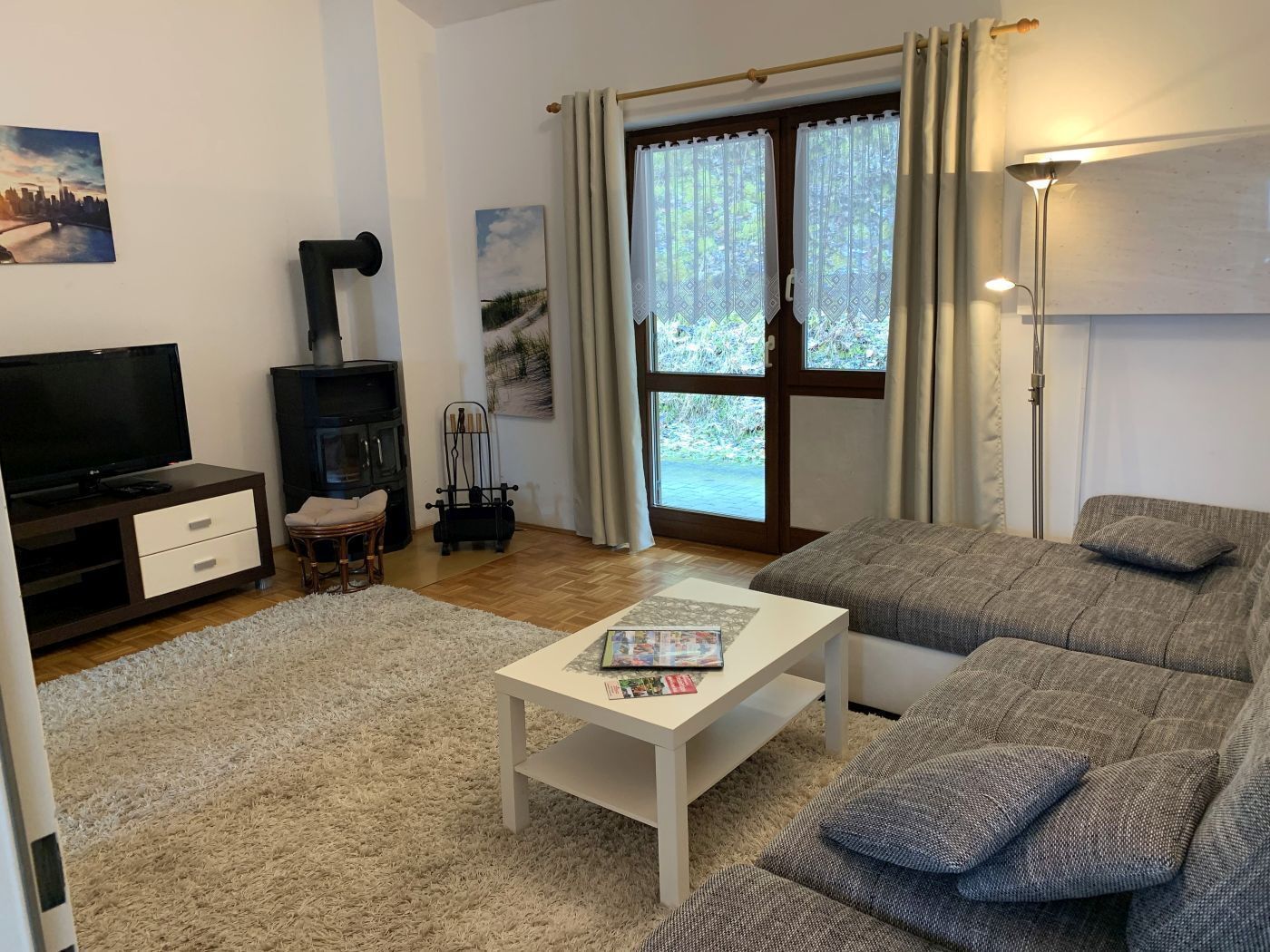 großer Wohnbereich mit Zugang zur Terrasse