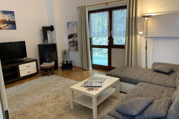 großer Wohnbereich mit Zugang zur Terrasse