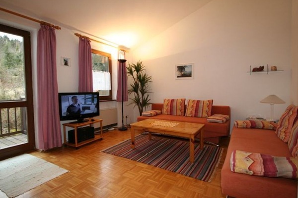 Wohn-Schlafraum mit bequemer Doppelbettcouch