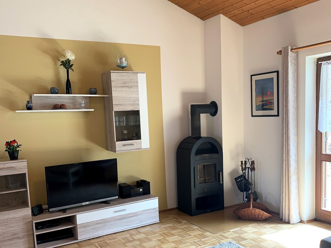 großer Wohnbereich mit Zugang zur Terrasse