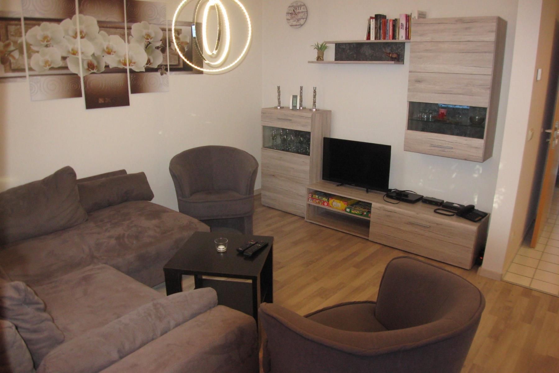 Wohnzimmer mit moderner Wohnlandschaft