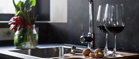 Großer Kühlschrank, Mikrowelle, Wasserkocher