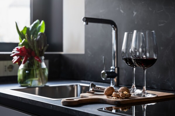 Een koelkast met diepvriezer, een microgolfoven, een waterkoker