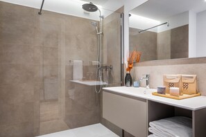 Comfort Room | Bathroom | Shower, rainfall showerhead, free toiletries, towels - CO99 (Milan)