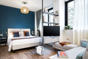 City studio | Luxe beddengoed, donsdekens, een laptopwerkplek
