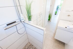 Shower, hair dryer - 2-zimmer Ferienwohnung am Dorfteich mit ca. 50 m², für bis zu 3 Personen (Wenningstedt-Braderup (Sylt))