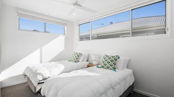 6 bedrooms, iron/ironing board, Internet, bed sheets