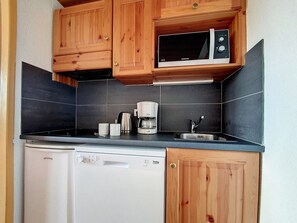Kylskåp, mikrovågsugn, diskmaskin och kaffe- och tebryggare