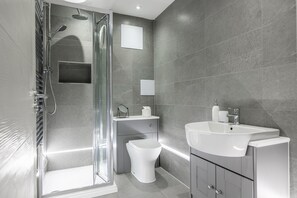 Appartement, 2 queensize bedden | Badkamer | Een douche, handdoeken, shampoo