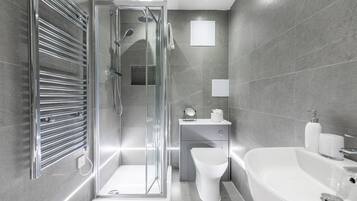 Apartment, 2 Queen Beds | Bathroom | Shower, towels, shampoo