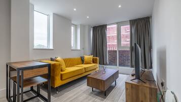 Apartment, 2 Queen Beds | Living room