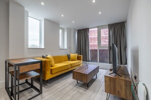 Apartment, 2 Queen Beds | Living room