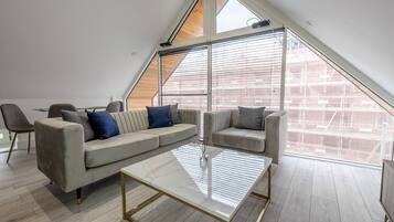 Apartment, 2 Queen Beds | Living room