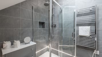 Apartment, 2 Queen Beds | Bathroom | Shower, towels, shampoo