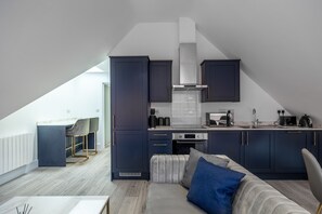 Fridge, microwave, oven, stovetop - Impeccable 2-bed Apartment in Camberley (Camberley)