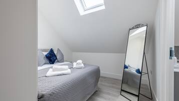 Apartment, 2 Queen Beds | 2 bedrooms, free WiFi, bed sheets