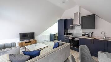 Apartment, 2 Queen Beds | Living room