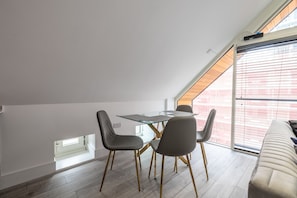 Appartement, 2 grands lits | Cuisine privée | Réfrigérateur, micro-ondes, four, plaque de cuisson
