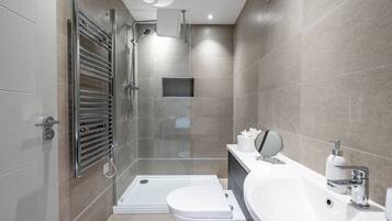 Apartment, 2 Queen Beds | Bathroom | Shower, towels, shampoo