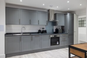 Departamento, 2 camas Queen size | Cocina privada | Refrigerador, microondas, horno y parrilla de estufa 