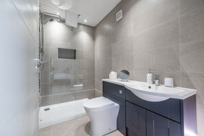 Departamento, 2 camas Queen size | Baño | Regadera, toallas, shampoo 