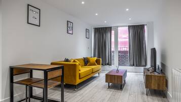 Apartment, 2 Queen Beds | Living room