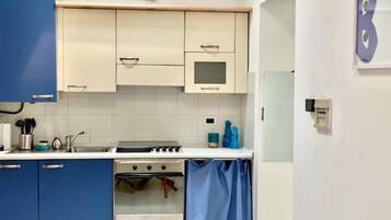 Frigorifero, forno, piano cottura, lavastoviglie