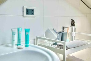 Douche, séchoir à cheveux, bidet, serviettes fournies