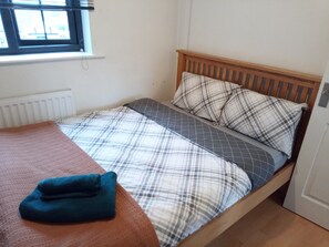 House | 2 bedrooms, iron/ironing board, free WiFi, bed sheets - 2 Bed House - Sleeps 4 - Pets - Garden - Parking (Bolton)