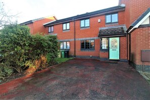 House | Exterior - 2 Bed House - Sleeps 4 - Pets - Garden - Parking (Bolton)