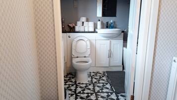 獨棟房屋 | 浴室 | 淋浴/浴缸二合一、全浸式浴缸、吹風機、毛巾